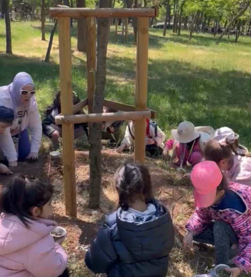 Bu günkü orman okulu etkinliğimizde parkur, denge ve koordinasyon oyunlarıyla motor becerilerimizi güçlendirdik. 