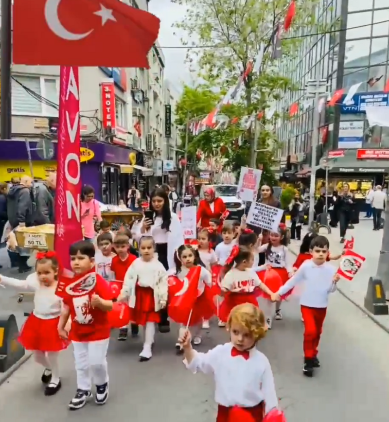 Anaokulu öğrencileri, 19 Mayıs Atatürk’ü Anma, Gençlik ve Spor Bayramı’nı kortej yürüyüşüyle coşkuyla kutladı. Miniklerin heyecanı görülmeye değerdi.