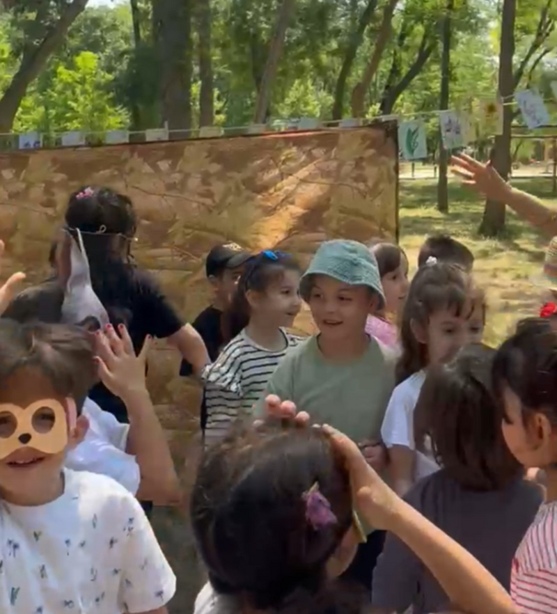 Bugün Orman çemberimizde çocuklarımızla birlikte doğanın büyüleyici döngüsünü keşfe çıktık. Günün ana teması çiçeklerin yaşam döngüsü ve fotosentez süreci oldu.