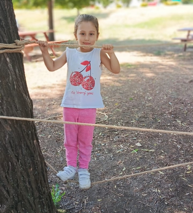 Orman liderimizin rehberliğinde parkur oyunları oynarken çocuklarımız hem eğlendi, hem de cesaretlerini, dengelerini ve takım olma becerilerini geliştirdiler.