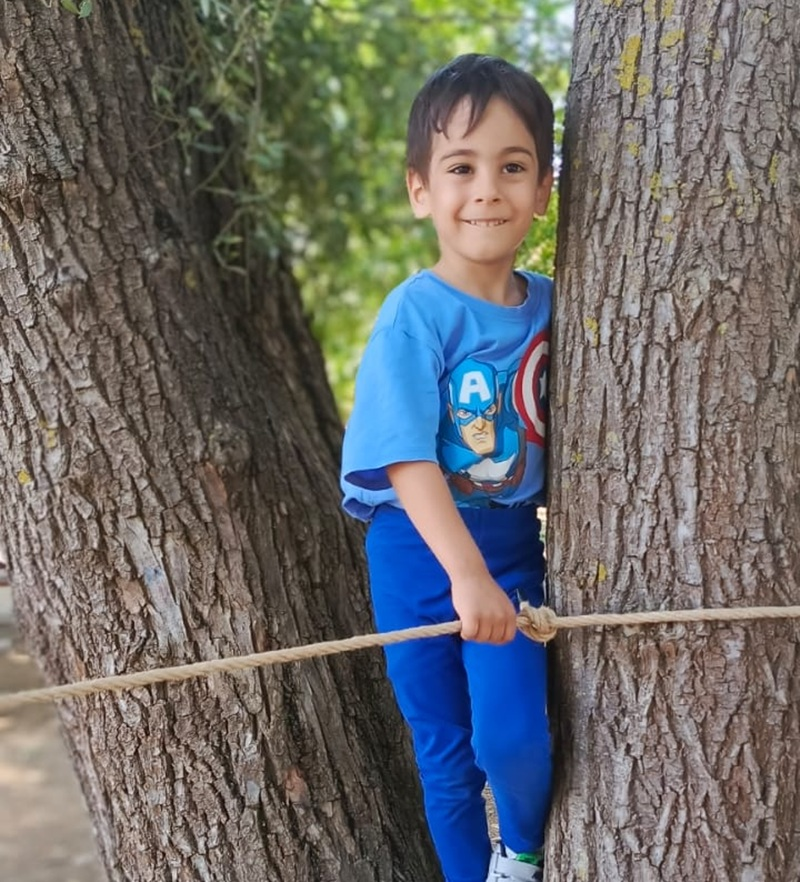 Orman liderimizin rehberliğinde parkur oyunları oynarken çocuklarımız hem eğlendi, hem de cesaretlerini, dengelerini ve takım olma becerilerini geliştirdiler.