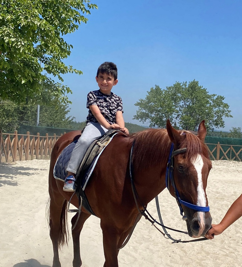 Bu doğa etkinliği sayesinde çocuklarımızın beden dengesi, motor koordinasyon, öz güven geliştirme ve hayvanlarla güvenli iletişim becerilerini destekledik.