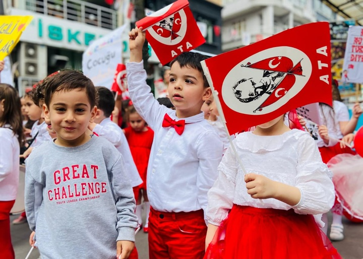 Anaokulu öğrencileri, 19 Mayıs Atatürk’ü Anma, Gençlik ve Spor Bayramı’nı kortej yürüyüşüyle coşkuyla kutladı. Miniklerin heyecanı görülmeye değerdi.