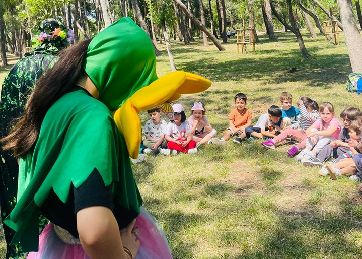Bugün Orman çemberimizde çocuklarımızla birlikte doğanın büyüleyici döngüsünü keşfe çıktık. Günün ana teması çiçeklerin yaşam döngüsü ve fotosentez süreci oldu.