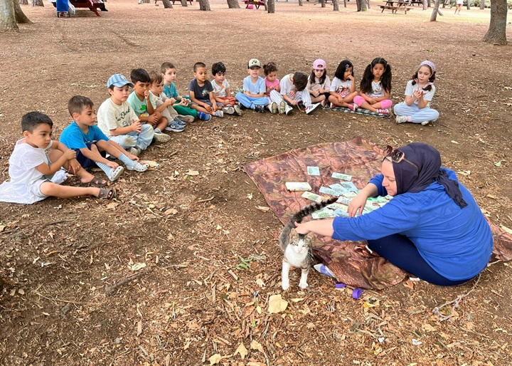 Ormanların doğaya ve insan yaşamına katkıları üzerine konuştuk; “Bir ağaç neden önemlidir” sorusu üzerine düşünme çalışmaları yaptık.