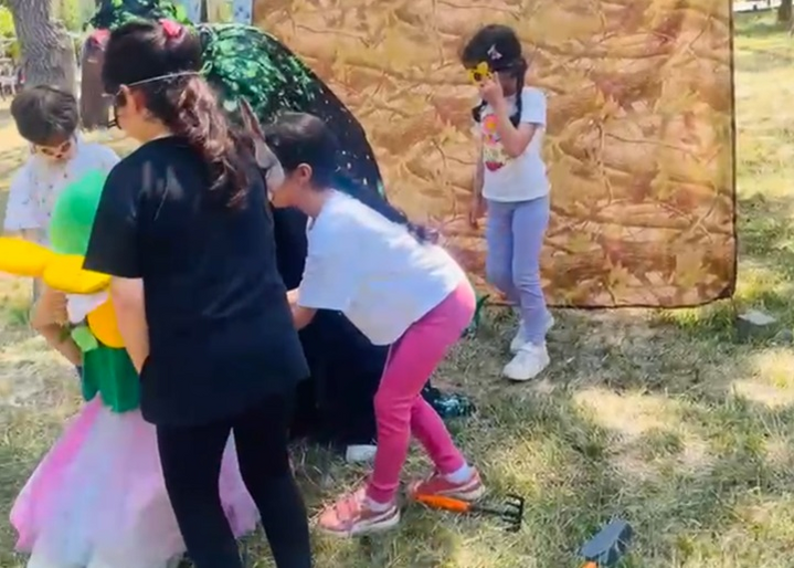 Bugün Orman çemberimizde çocuklarımızla birlikte doğanın büyüleyici döngüsünü keşfe çıktık. Günün ana teması çiçeklerin yaşam döngüsü ve fotosentez süreci oldu.