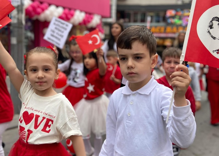 Anaokulu öğrencileri, 19 Mayıs Atatürk’ü Anma, Gençlik ve Spor Bayramı’nı kortej yürüyüşüyle coşkuyla kutladı. Miniklerin heyecanı görülmeye değerdi.