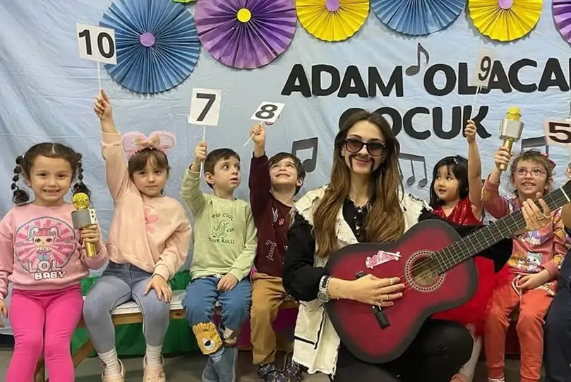 3 yıldır anaokulunda görev yapan deneyimli öğretmen, çocukların gelişimine katkı sağlamayı ve öğrenmeyi eğlenceli hale getirmeyi ilke edinmiştir.