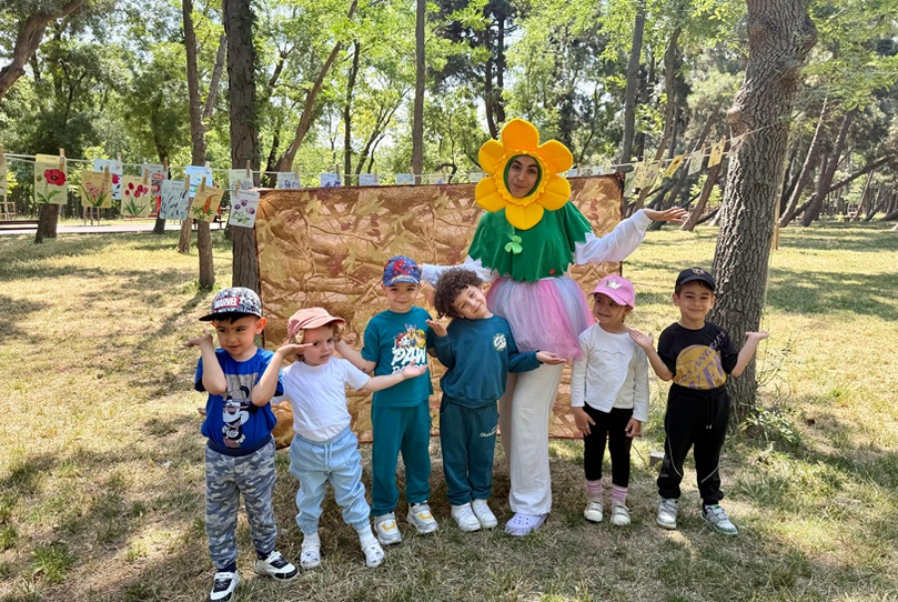 4 yıldır anaokulunda görev yapan deneyimli öğretmen, çocukların gelişimine katkı sağlamayı ve öğrenmeyi eğlenceli hale getirmeyi ilke edinmiştir.