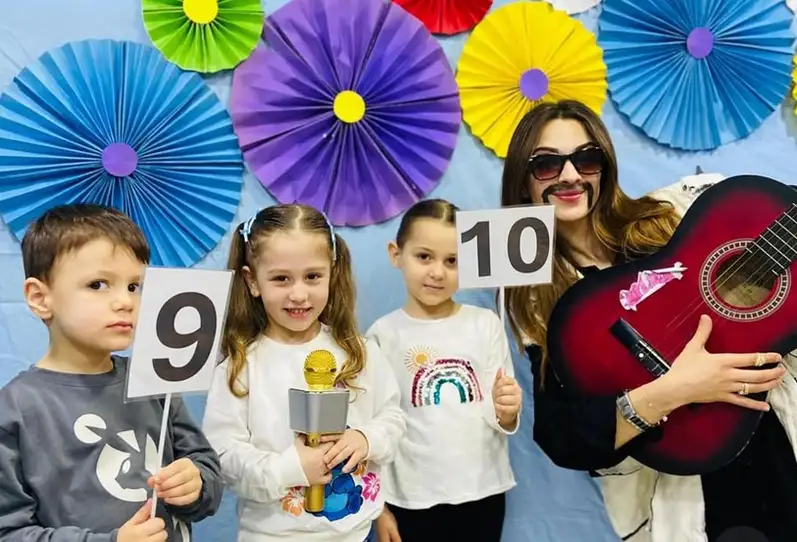 3 yıldır anaokulunda görev yapan deneyimli öğretmen, çocukların gelişimine katkı sağlamayı ve öğrenmeyi eğlenceli hale getirmeyi ilke edinmiştir.