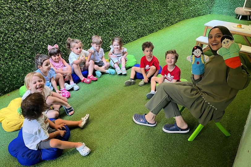 Çocuk gelişimi mezunu, 4 yıllık deneyime sahip, sevgi dolu ve bilinçli bir öğretmen. Her çocuğun gelişimine bireysel yaklaşmayı ilke edinmiştir.