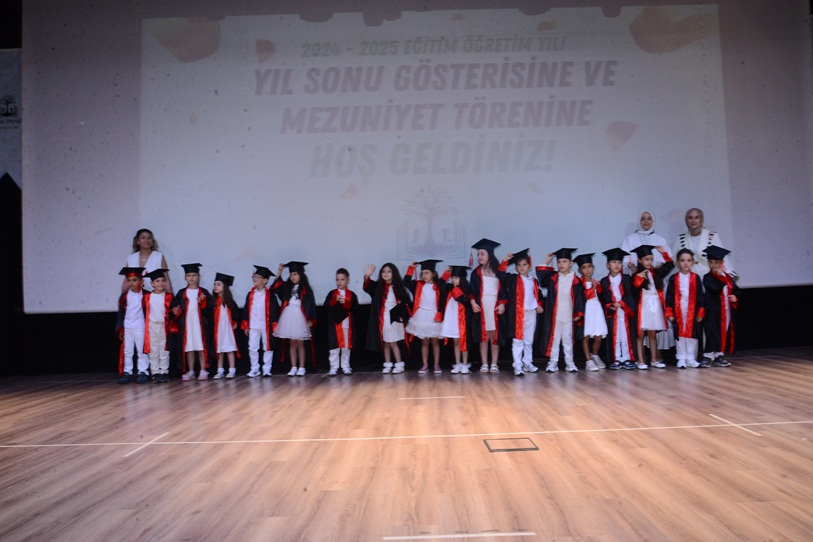 2024-2025 mezuniyet töreni ve yıl sonu gösterimizde, Pembe Panjur Anaokulu olarak miniklerimizin gurur ve başarı dolu anlarını Faruk K.'nın sunumuyla kutladık!