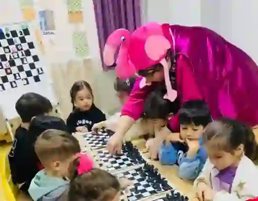 Satranç, çocukların bilişsel, duygusal ve sosyal gelişimini destekleyen eğitici bir oyundur; strateji, dikkat ve sabır gibi becerileri erken yaşta kazandırır.