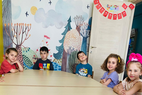 4 yaşların kendi başına yapabilme becerilerini artıran, dil gelişimini destekleyen ve arkadaşlık bağlarını güçlendiren zengin bir öğrenme ortamı sağlıyoruz.