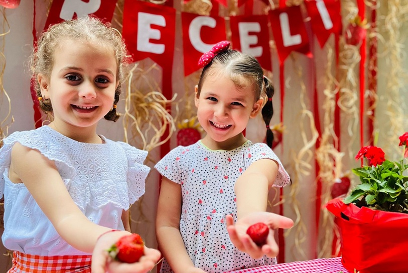 4 yaşların kendi başına yapabilme becerilerini artıran, dil gelişimini destekleyen ve arkadaşlık bağlarını güçlendiren zengin bir öğrenme ortamı sağlıyoruz.