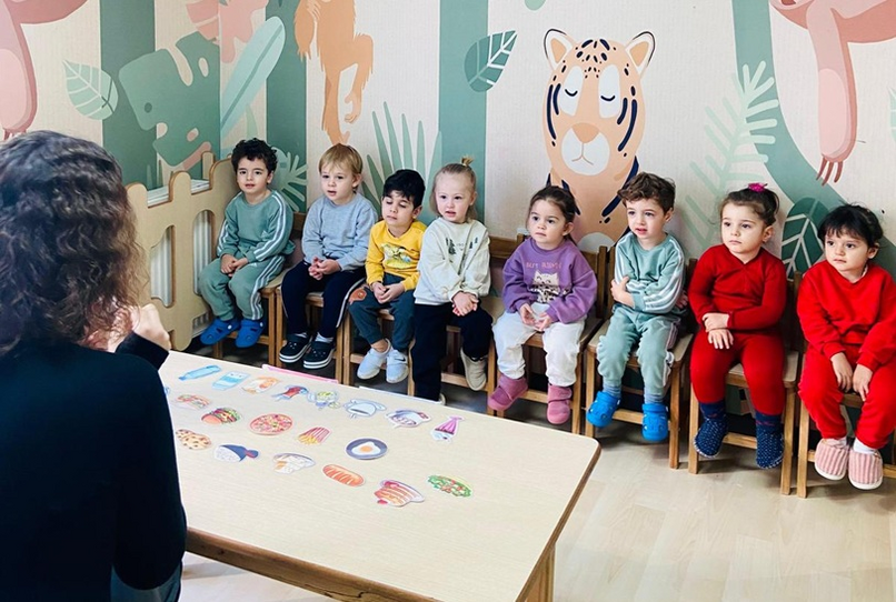2-3 yaş grubu çocuklar için güvenli, eğlenceli ve öğretici bir ortam. Oyunla öğrenmeyi destekleyen etkinliklerle gelişimlerine katkı sağlıyoruz.