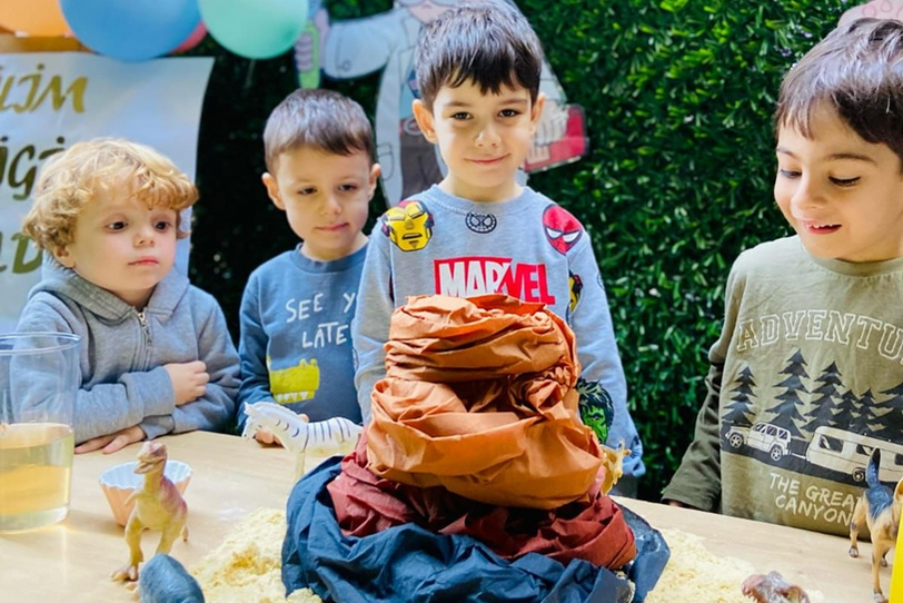 4 yaşların kendi başına yapabilme becerilerini artıran, dil gelişimini destekleyen ve arkadaşlık bağlarını güçlendiren zengin bir öğrenme ortamı sağlıyoruz.