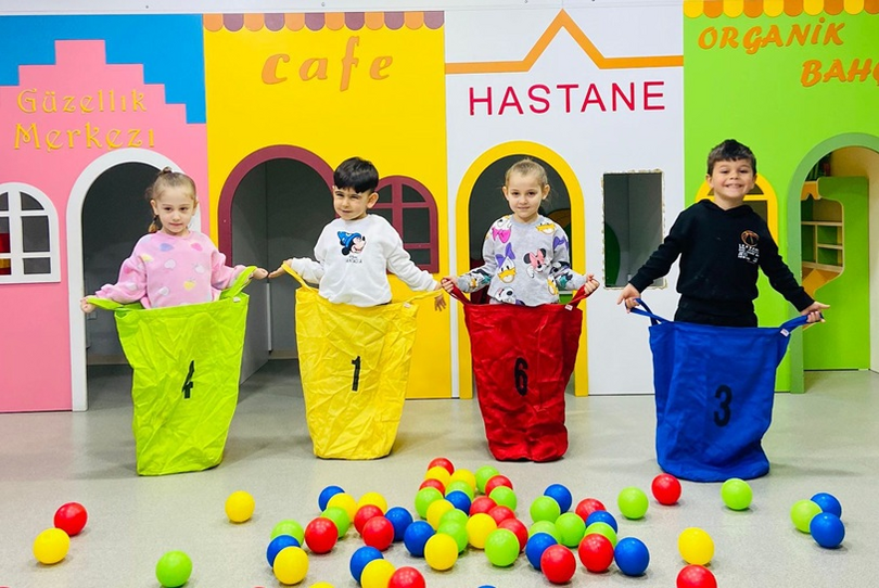 4 yaşların kendi başına yapabilme becerilerini artıran, dil gelişimini destekleyen ve arkadaşlık bağlarını güçlendiren zengin bir öğrenme ortamı sağlıyoruz.