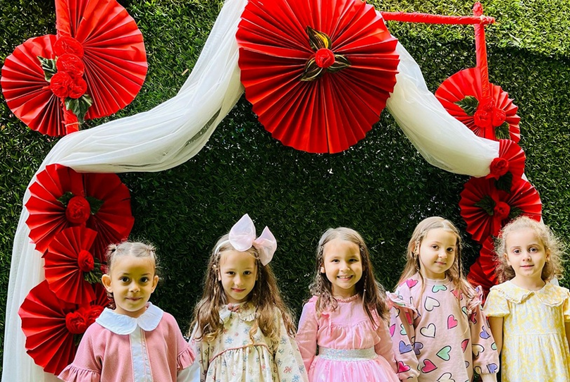 4 yaşların kendi başına yapabilme becerilerini artıran, dil gelişimini destekleyen ve arkadaşlık bağlarını güçlendiren zengin bir öğrenme ortamı sağlıyoruz.