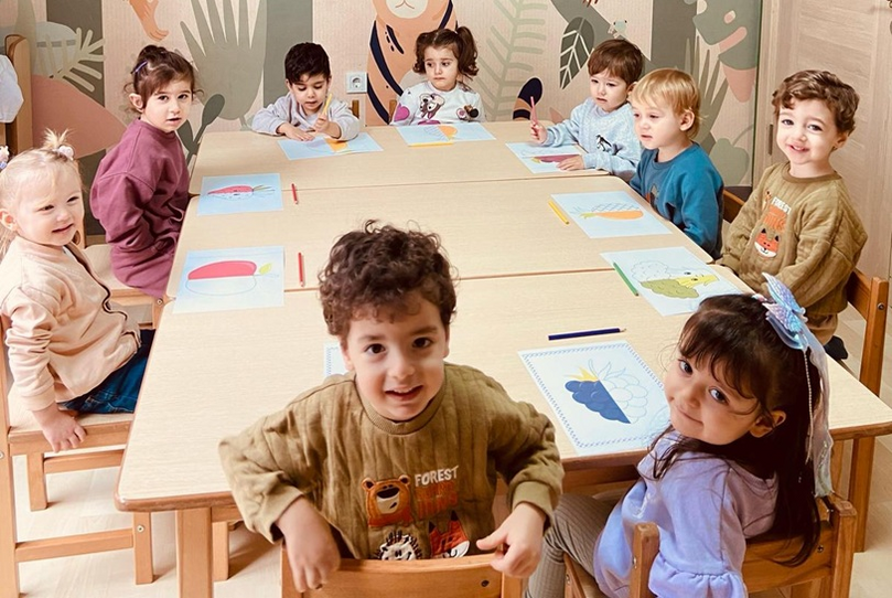 2-3 yaş grubu çocuklar için güvenli, eğlenceli ve öğretici bir ortam. Oyunla öğrenmeyi destekleyen etkinliklerle gelişimlerine katkı sağlıyoruz.