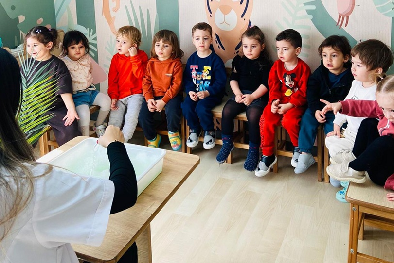 2-3 yaş grubu çocuklar için güvenli, eğlenceli ve öğretici bir ortam. Oyunla öğrenmeyi destekleyen etkinliklerle gelişimlerine katkı sağlıyoruz.