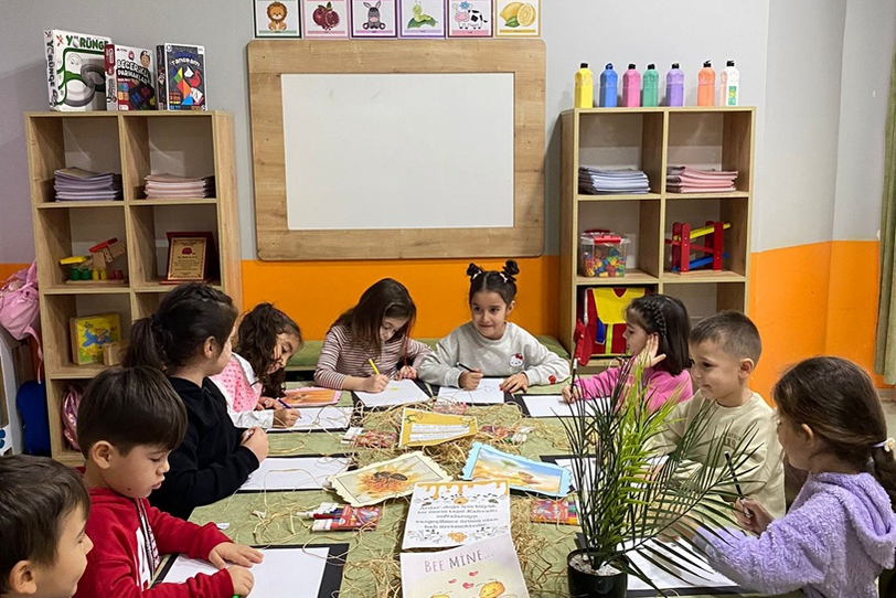 Okula geçiş sürecini destekleyen, temel akademik becerilerin kazandırıldığı, sorumluluk ve özgüven duygusunu geliştiren bir eğitim ortamı sunuyoruz.